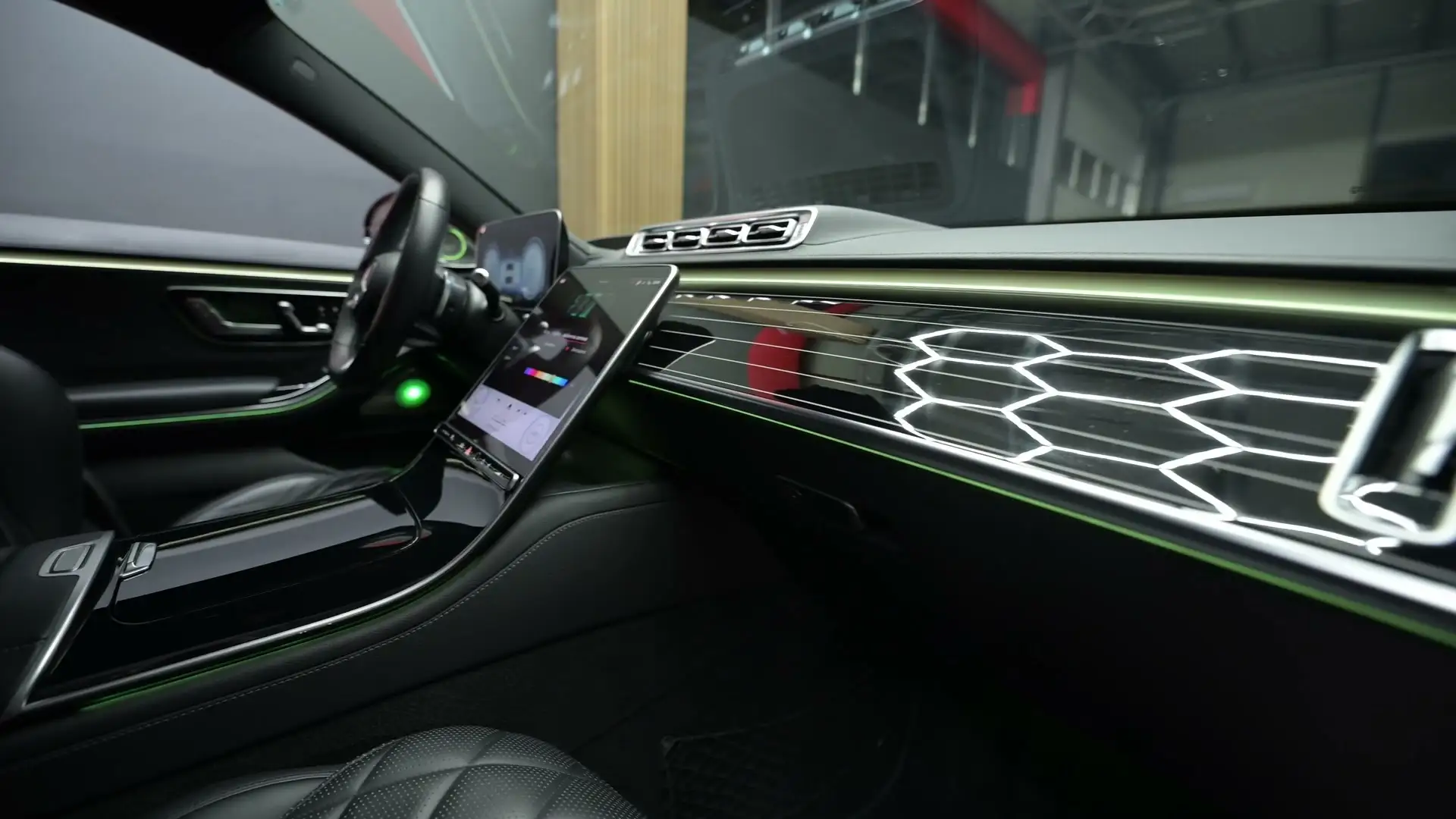Интериор на Mercedes S-класа с амбиентно осветление